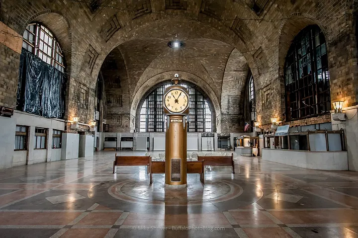 The vaulted concourse inside the terminal, with the freestanding clock at its centre